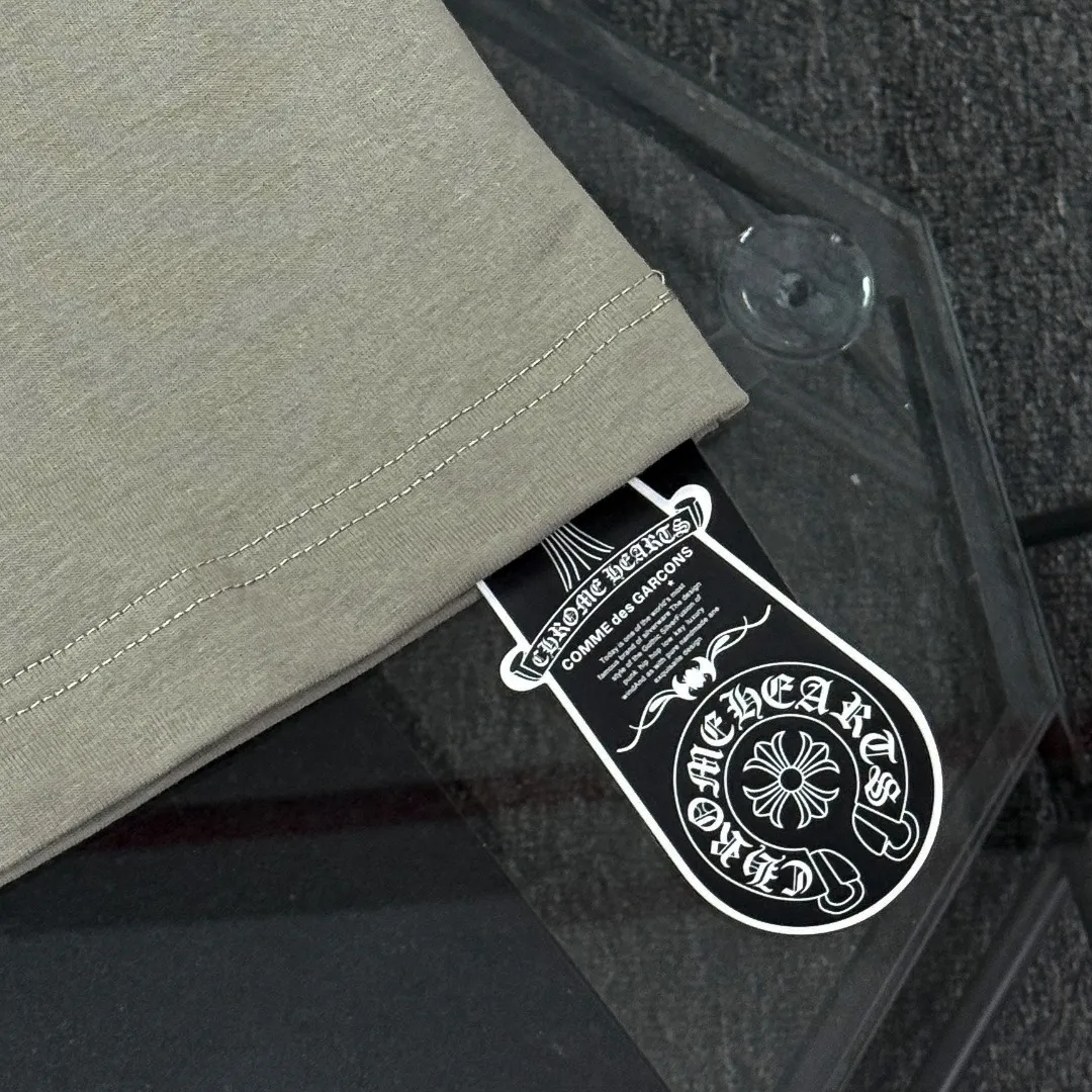 P190 Chrome Hearts 25 high-end versions. The fabric is made of 300 grams of high-density pure cotton. It does not deform or shrink. It has three labels. It is the same style for men and women. Technology: imported hot diamond. Color: white, black, dark green. SIZE: S-XL